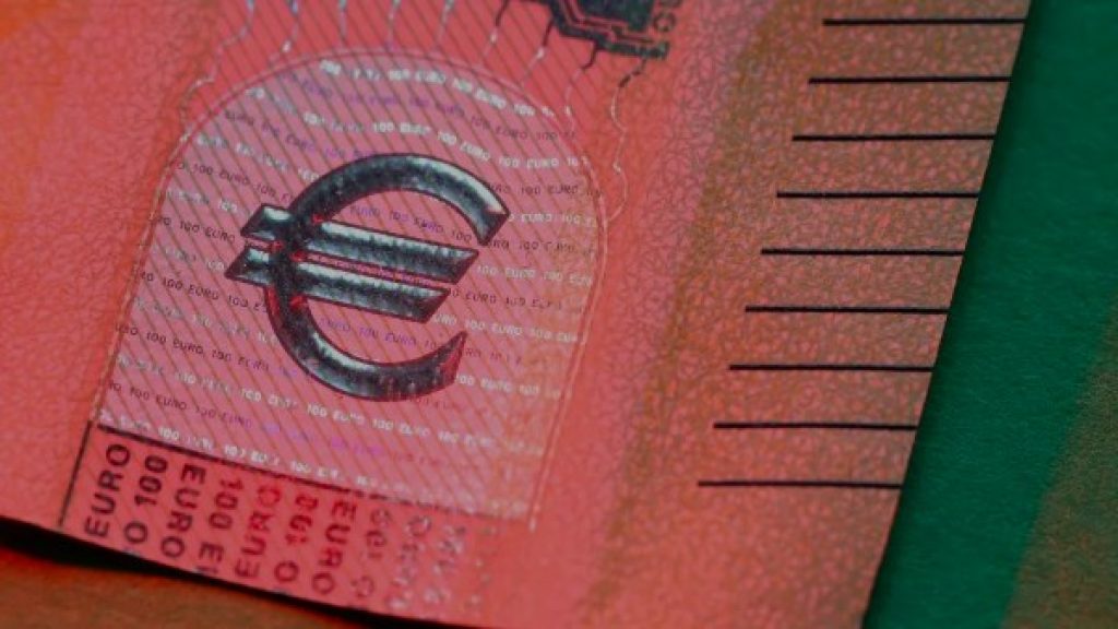 اليورو يغرد خارج السرب: شهية قوية في سوق الخيارات تراهن على صعود العملة