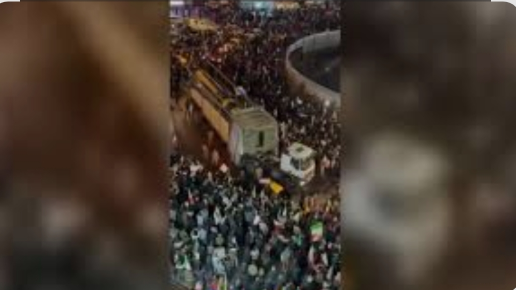 إيران تعرض صاروخ خرمشهر 4 أمام حشود