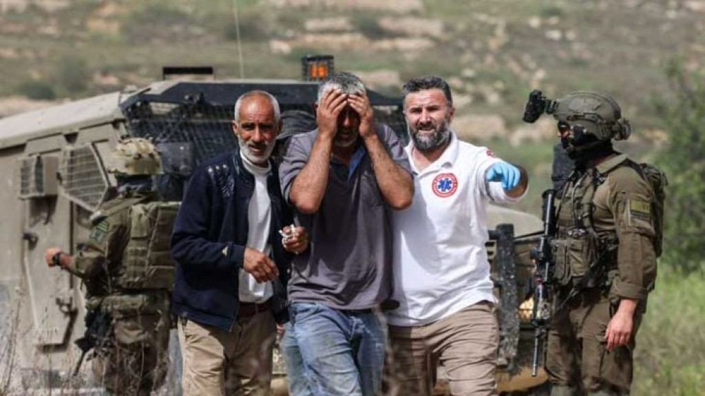 الضفة.. إصابة فلسطيني برصاص مستوطنين شرقي رام الله