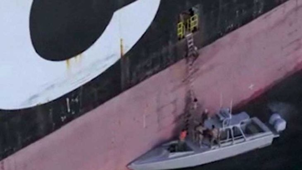 إيران تنقل سفينتين احتجزتهما لأحد موانئها ودول تطلب معلومات عن سلامة البحارة