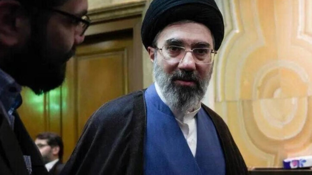 مجتبى خامنئي يحذر من الحرب النفسية ويؤكد: تلاحم الشعب الإيراني كسر شوكة الأعداء