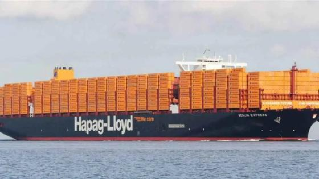 سفن تجارية تعبر مضيق هرمز وسط توتر إقليمي متصاعد