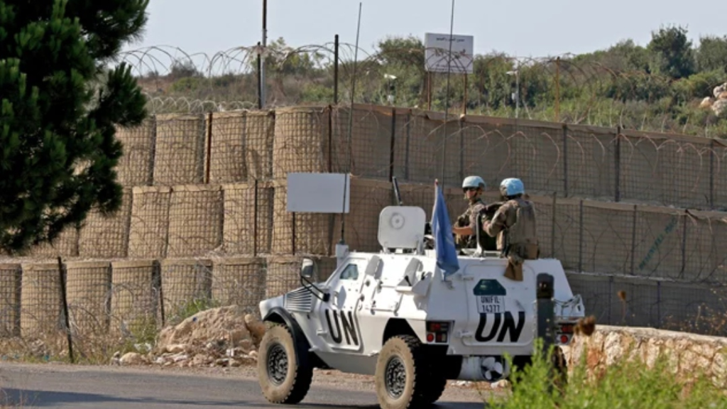اليونيفيل: وفاة جندي حفظ سلام إندونيسي أصيب إثر انفجار مقذوف في قاعدته