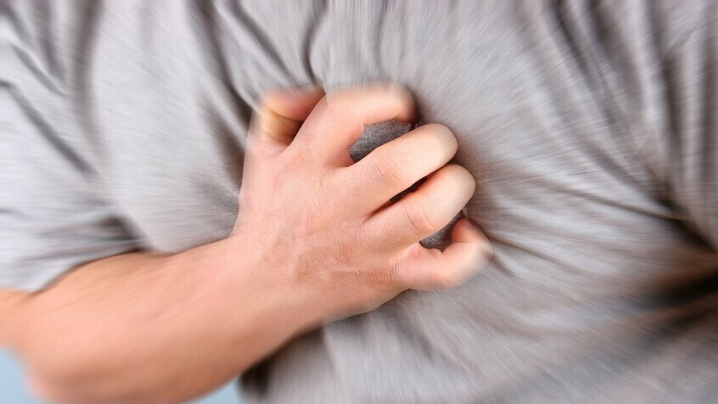 كيف تميّز ألم القلب الحقيقي؟.. طبيب يشرح العلامات الخطيرة وخطوات الإسعاف