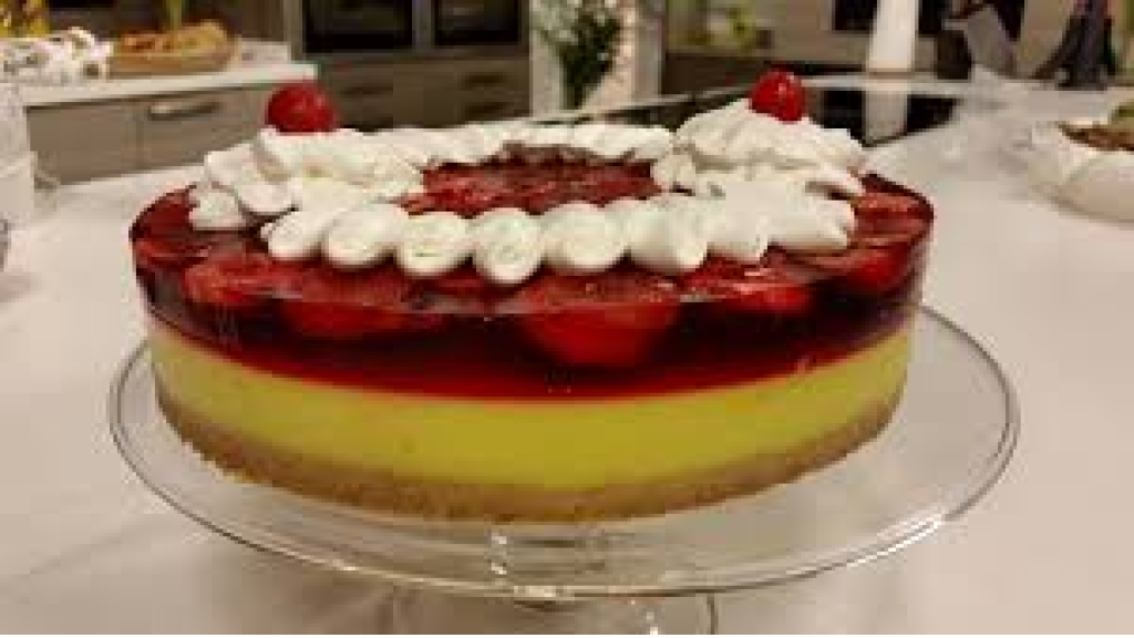 بمكونات بسيطة.. طريقة عمل كيكة كريمية بالفراولة والكاسترد