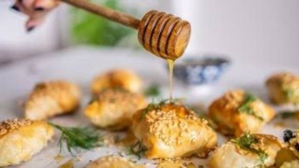طريقة عمل فطائر بالجبن والسمسم والعسل