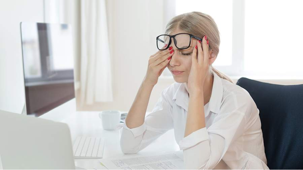 حذر طبيب من خطر تعرض البصر للتلف نتيجة قضاء وقت طويل أمام الشاشات