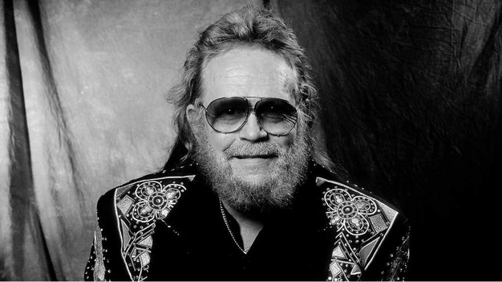 توفي مغني موسيقى الريف الأمريكي ديفيد كو عن عمر يناهز 86 عامًا