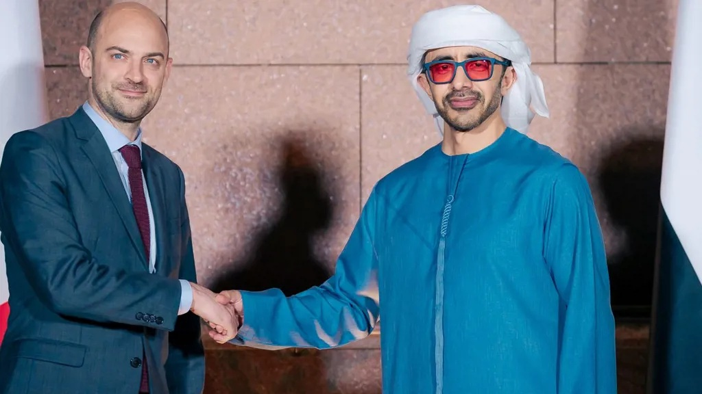 عبد الله بن زايد يبحث مع وزير خارجية فرنسا سبل خفض التصعيد في المنطقة