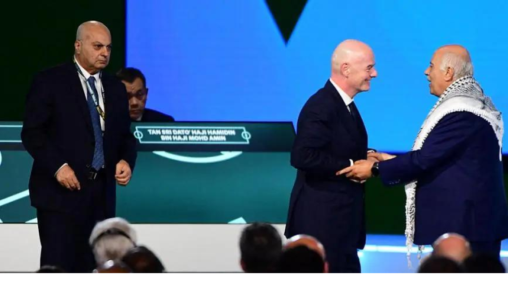 رئيس الاتحاد الفلسطيني لكرة القدم يرفض مصافحة ممثل إسرائيل في كونغرس 