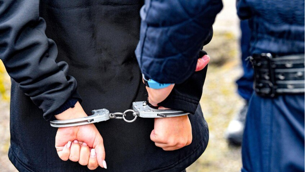 توقيف رئيس بلدية فرنسي للاشتباه بارتكابه جرائم بحق 6 نساء  