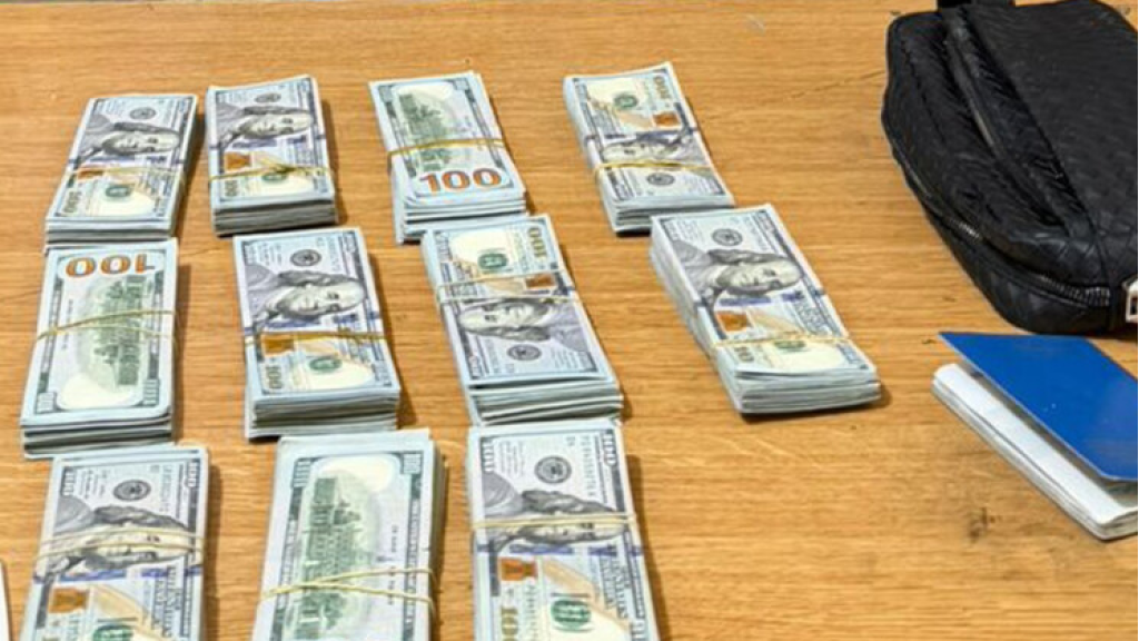 عثر على حقيبة تحوي 110 آلاف دولار في حارة صخر… وإليكم ما حصل!