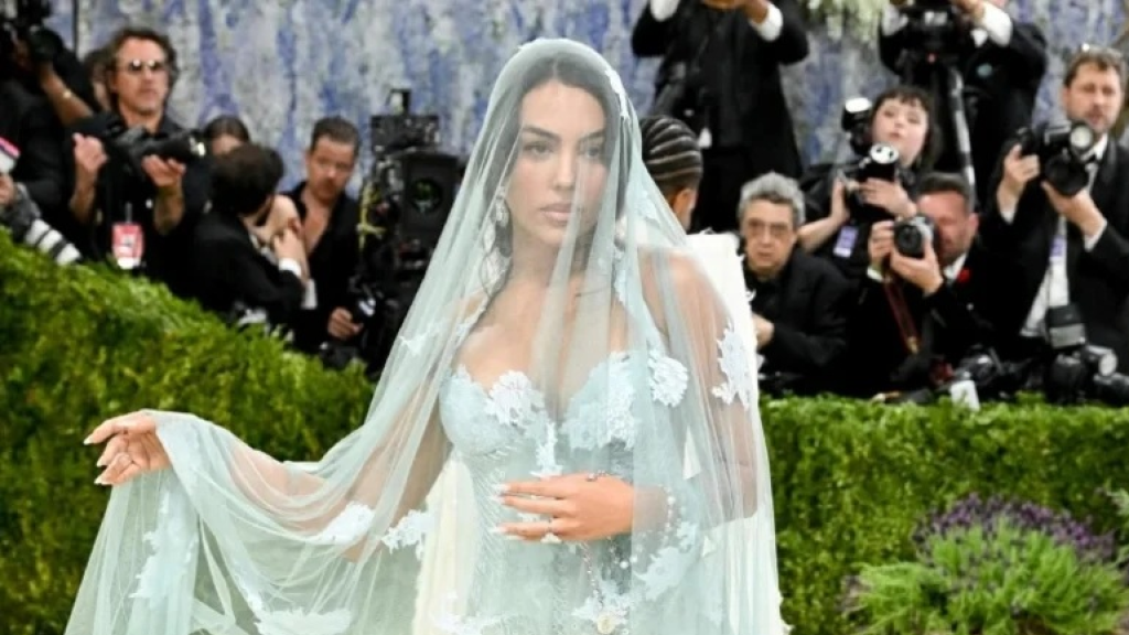 باطلالة فنية باهرة جورجينا رودريغز تخطف الانظار في Met Gala