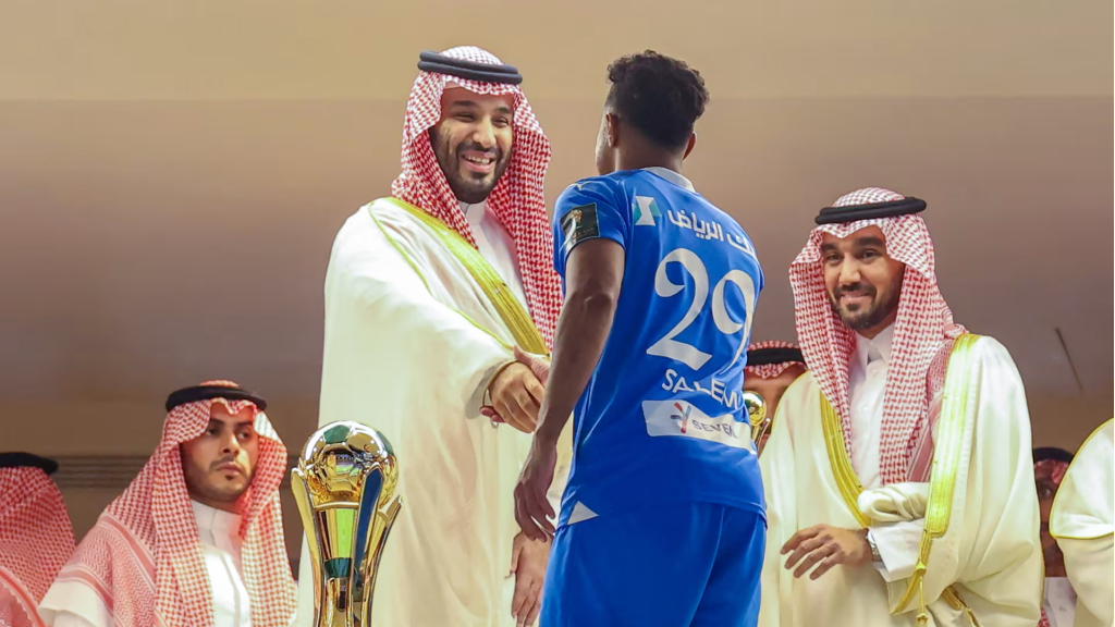 كواليس المزحة التي دارت بين محمد بن سلمان ولاعب الهلال على منصة التتويج