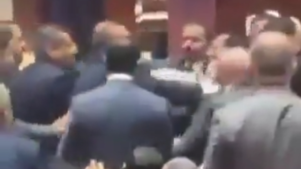 البرلمان العراقي يتحوّل إلى ساحة اشتباك... وعراك بالأيدي خلال جلسة الحكومة (فيديو)