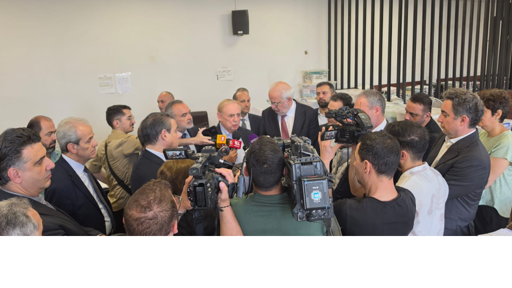 لجنة الاقتصاد تتفقد مبنى السجل التجاري في بعبدا، وفريد البستاني يحذر من خطر انهيار المبنى وتراكم المعاملات.
