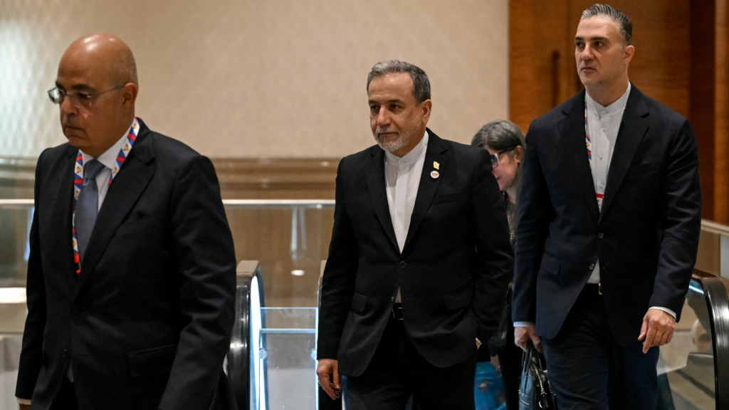 الوسيط الباكستاني يلتقي عباس عراقجي..