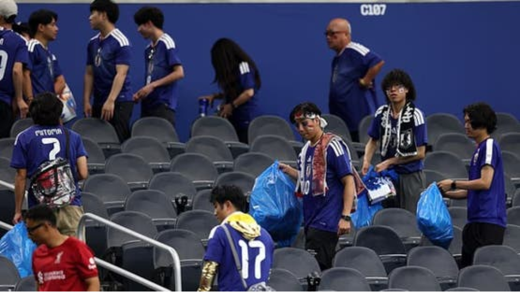  لاعب ينظف المدرجات مع اليابانيين بعد التعادل مع هولندا