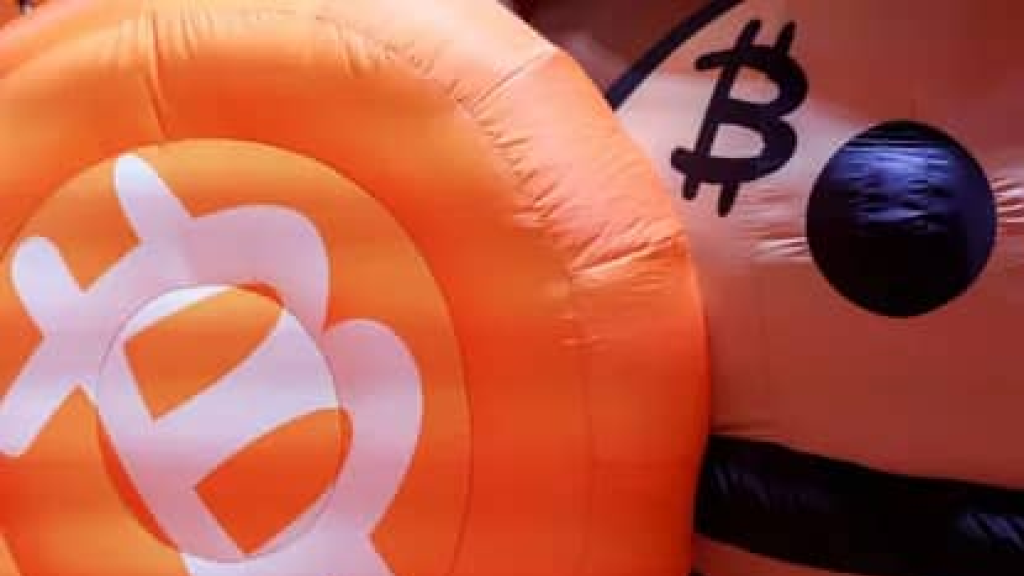 سعر بتكوين عند أعلى مستوى في أسبوعين بعد اتفاق أميركا وإيران