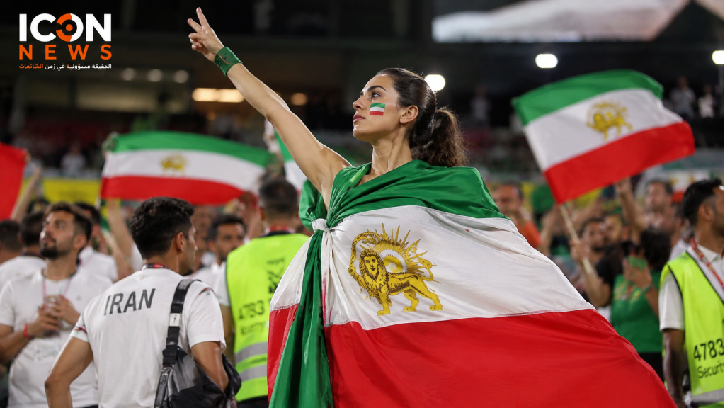 بالفيديو.. رغم الخلاف مع النظام... معارضون إيرانيون يهتفون لإيران في المدرجات