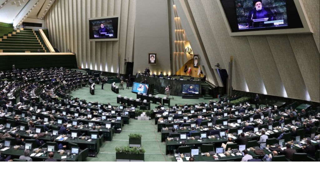“مجلس الشورى الإيراني”: إيران هي من يحدد آليات مضيق هرمز