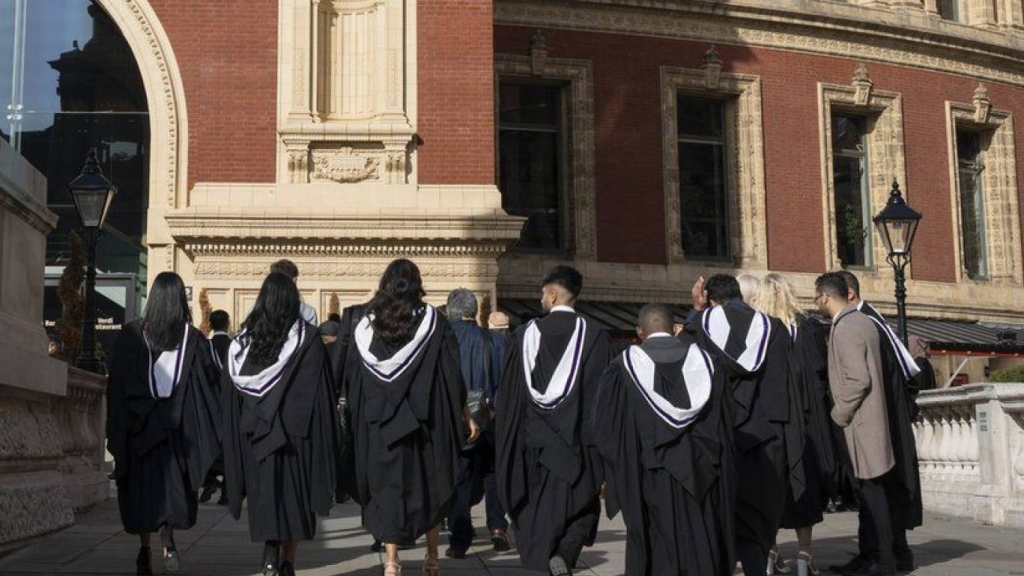 بريطانيا تتجه لربط الإنجليزية بقروض الجامعات