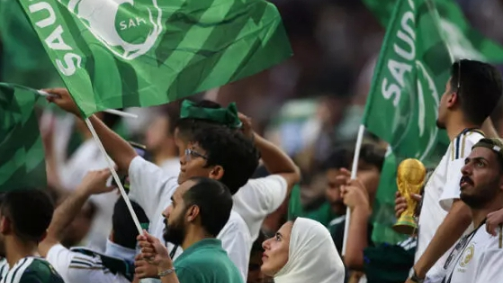 علم السعودية في المونديال يثير التساؤلات.. لماذا رفع عن أرضية الملعب؟