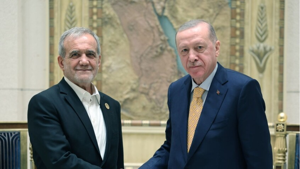 أردوغان يقدم لبزشكيان دعم تركيا لإنهاء المفاوضات بين إيران وأمريكا 