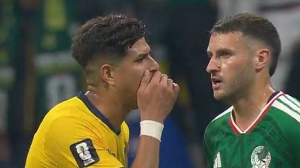 قانون فينيسيوس.. هينكابي ثاني لاعب يطرد في كأس العالم بسبب تغطية فمه