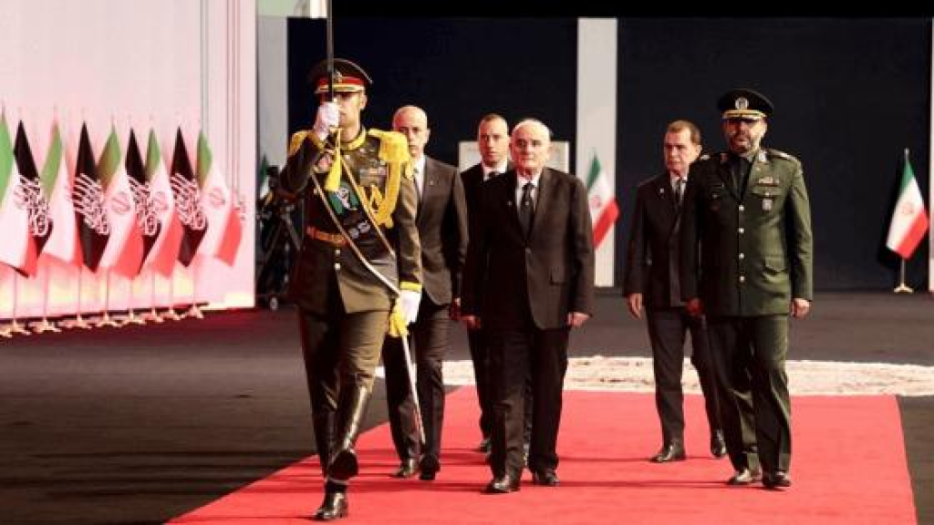  وزير الدفاع شارك في مراسم التأبين الرسمية لخامنئي في طهران وهذا ما دوّنه في سجل التعازي