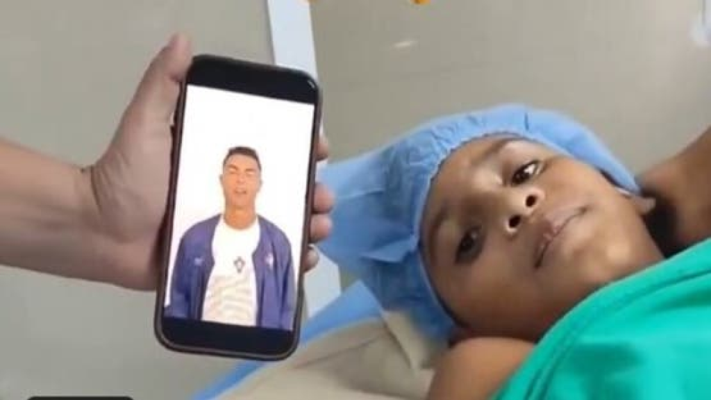 رونالدو يفاجئ طفلاً فنزويلياً شغل التواصل.. بفيديو مؤثر