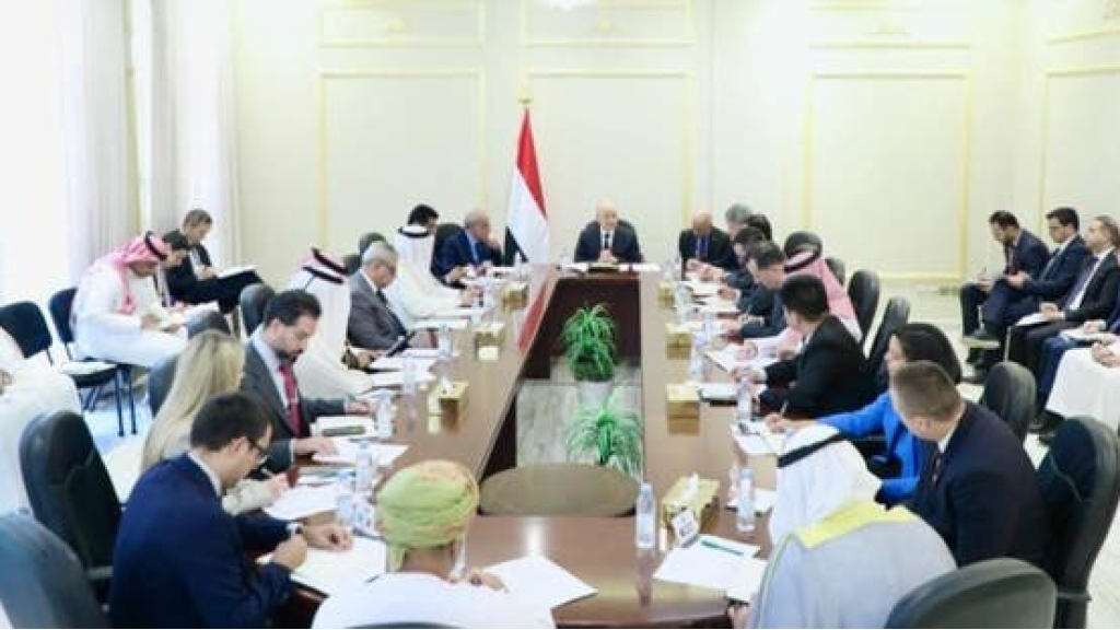 العليمي يطالب بتحقيق دولي في هبوط طائرة للحرس الثوري الإيراني بصنعاء