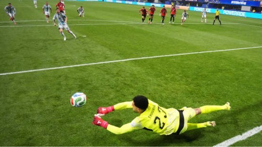 مصطفى شوبير يدخل تاريخ كأس العالم بجزائية ميسي