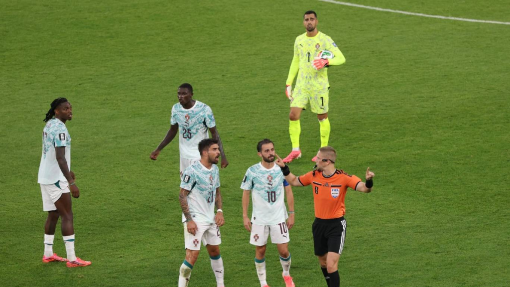 ركض وتعاف وتحليل بيانات... الوجه الآخر لحكام كأس العالم