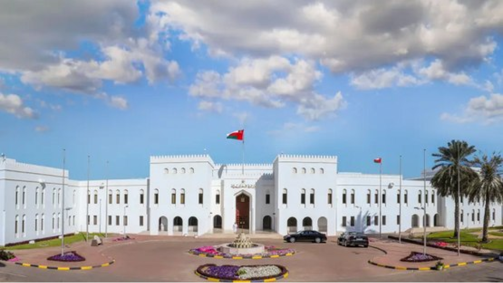سلطنة عُمان تستدعي سفير إيران وتسلمه مذكرة احتجاج