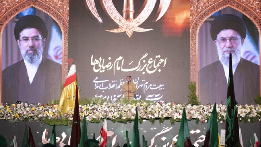 وسائل إعلام تكشف هوية الملثم الغامض في جنازة علي خامنئي