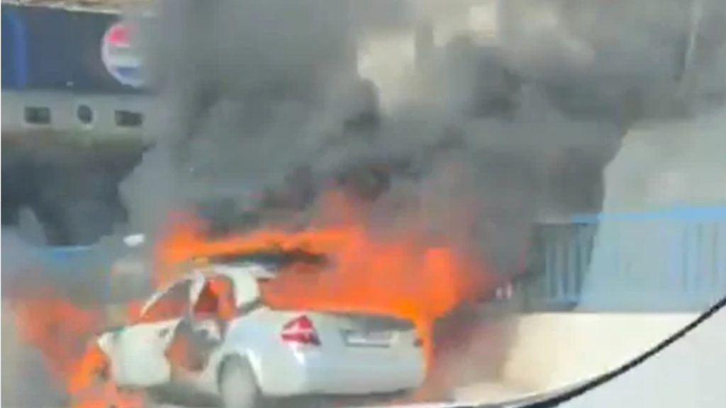 بالفيديو... النيران تلتهم سيارة داخل نفق المدينة الرياضية