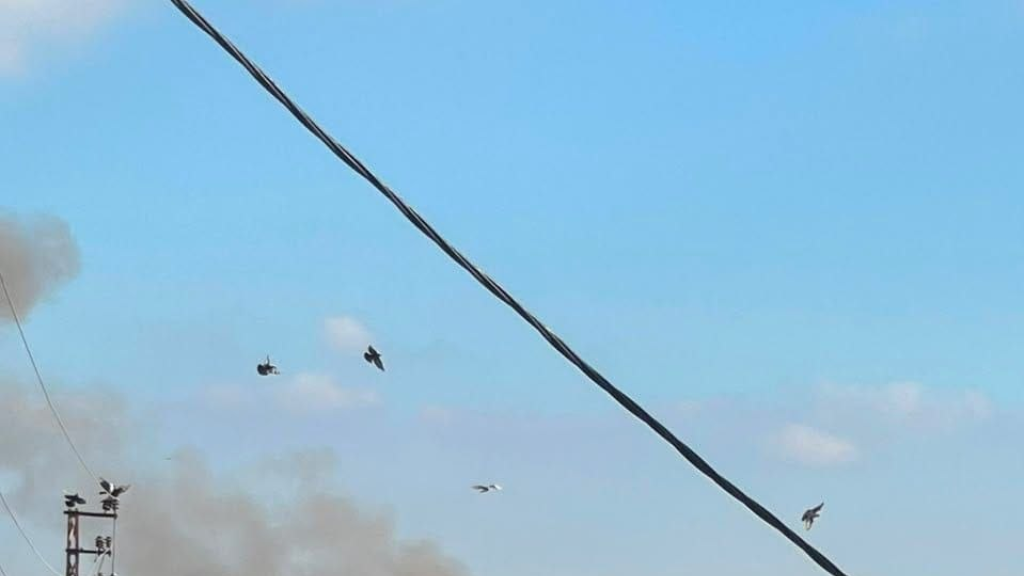  انفجار عبوة يستهدف موكبًا للصليب الأحمر في جنوب لبنان