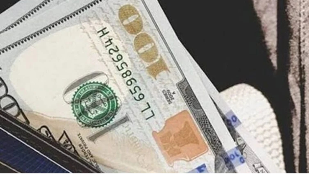 100 دولار مزورة تغزو الأسواق