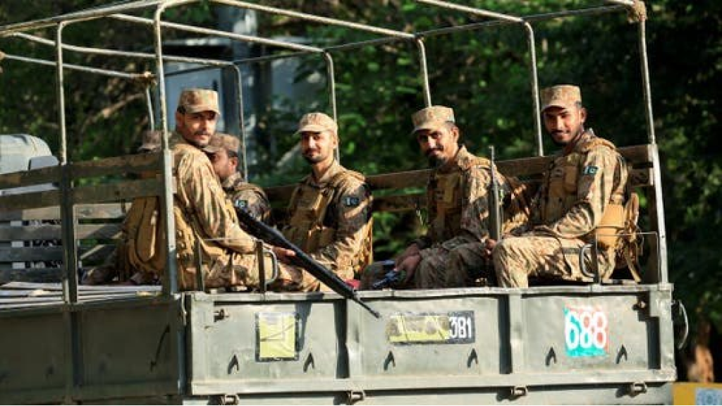 الجيش الباكستاني: 15 قتيلا بينهم 12 جنديا في تفجير انتحاري 