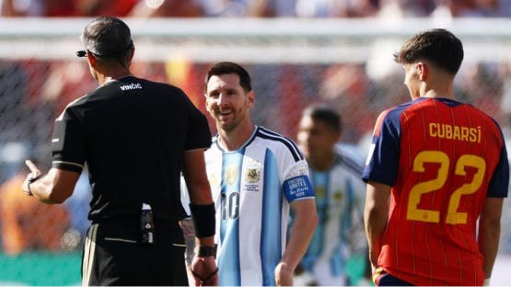 حكم نهائي كأس العالم يكشف تفاصيل اشتباكه مع ميسي