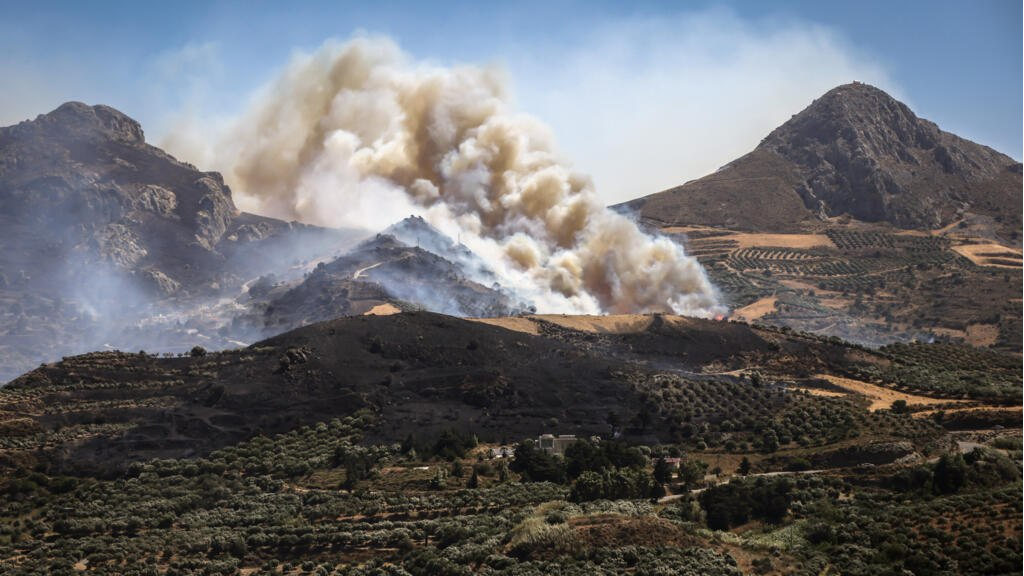 حرائق الغابات تدفع إلى عمليات إجلاء واسعة في اليونان وجهود لاحتوائها في فرنسا وإسبانيا