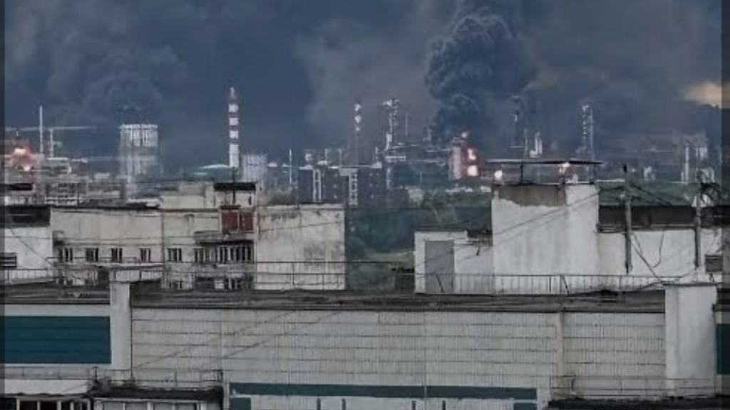 أوكرانيا تعلن قصف مصفاة نفط وقاعدة جوية بمنطقة ساراتوف الروسية