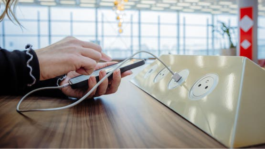 هل استخدام الهاتف أثناء الشحن يضر البطارية؟
