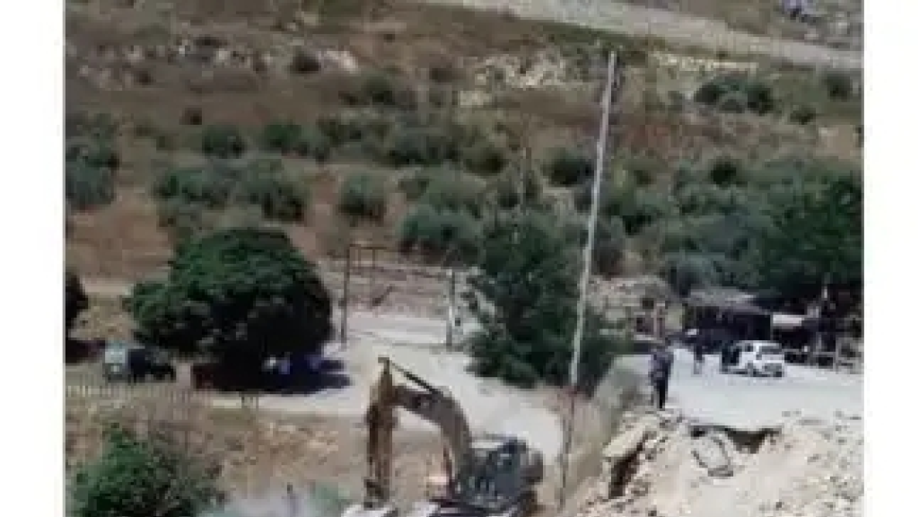 الأشغال تنشئ معبرًا مؤقتًا في قاقعية الجسر