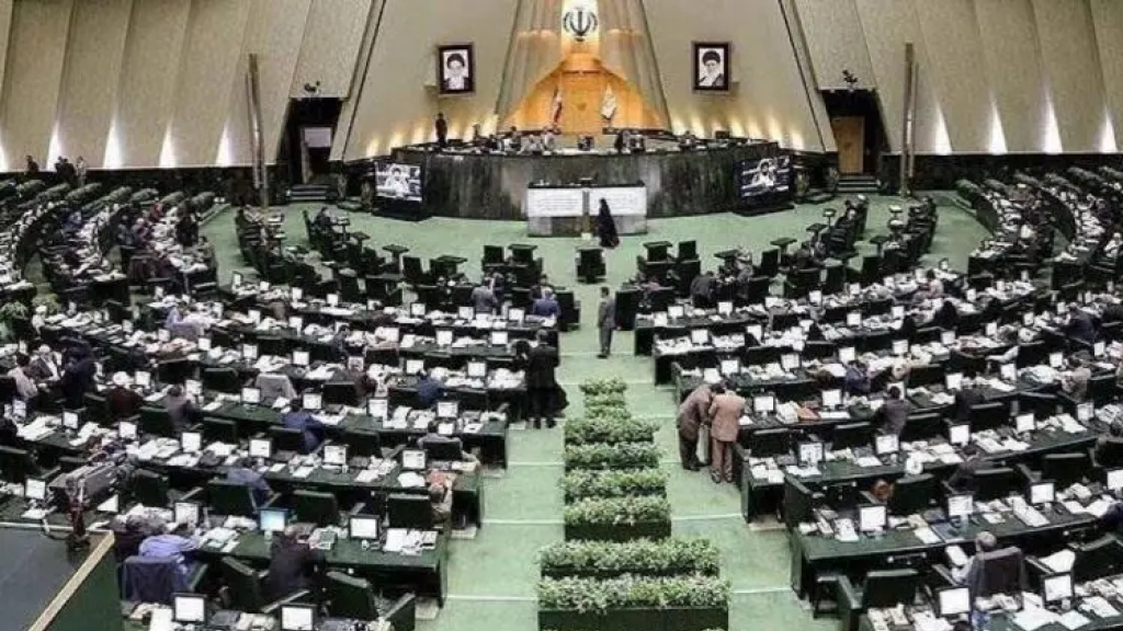 البرلمان الإيراني يقرّ مشروعًا لتنظيم الملاحة في هرمز
