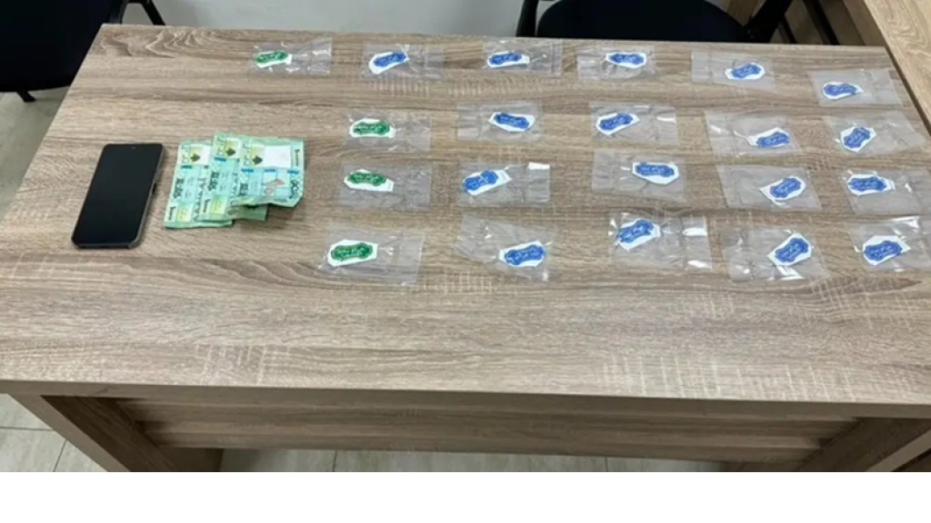 مروج مخدرات بقبضة الأمن على طريق المطار