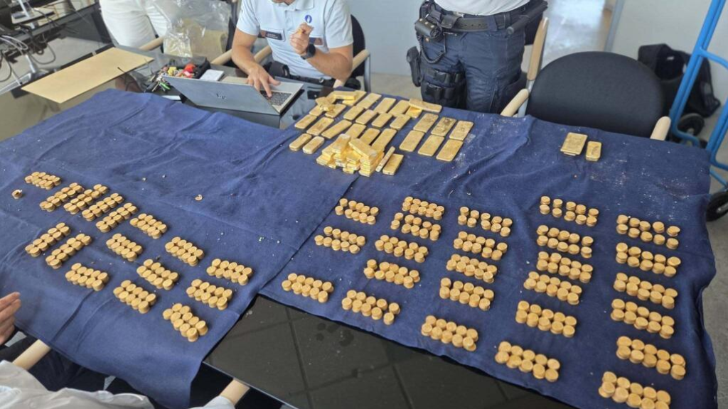 شاب يعثر على 40 سبيكة ذهبية أثناء هدم منزل قديم في بلجيكا