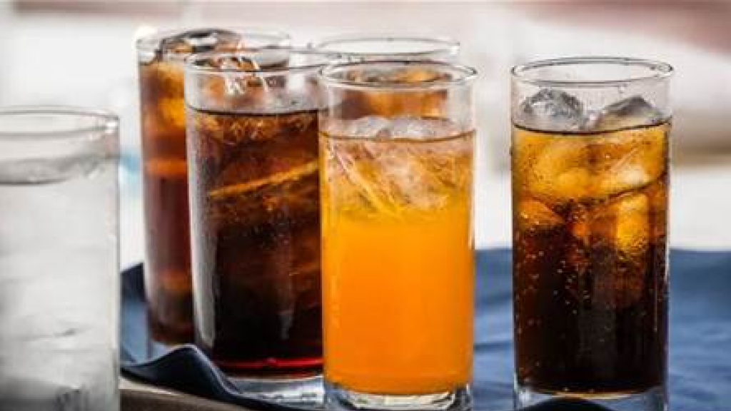 المشروبات الغازية العادية أم الدايت.. أيهما أكثر ضرراً للصحة؟