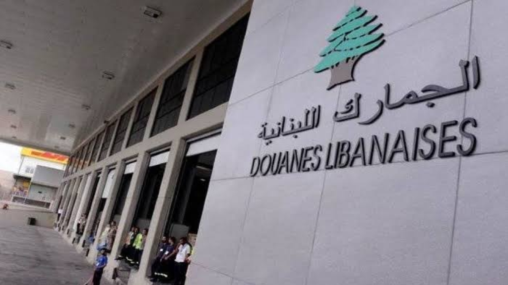 الجمارك تداهم مستودعاً وتضبط كميات كبيرة من مشروبات الطاقة والسكاكر